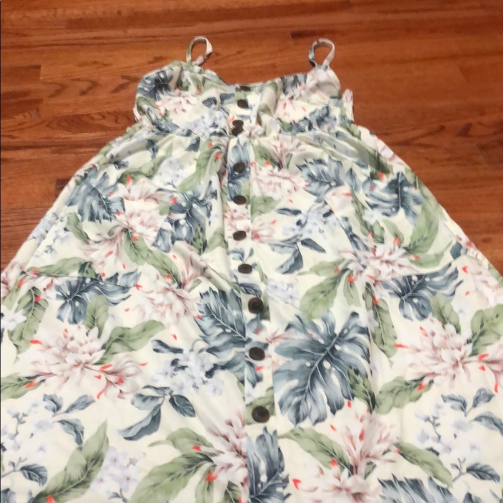 Floral dress with pockets. Never worn